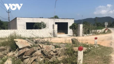 Pr’loọng đong Phó Bí thư Đảng uỷ chr’val bhrợ pr’đươi lất xa nay đương vêy ta chroót pa chô cr’van bhrợ râu mốp loom coh đhanuôr