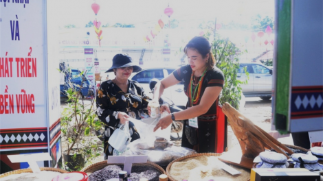 40 n’lung pr’đươi ting pấh Hội chợ đợc p’cắh, triển lãm, xay moon bh’nơơn pr’đươi OCOP lâng zâp bh’nơơn pr’đươi nông lâm nghiệp chr’nắp chr’hoong Đông Giang