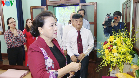 Chủ tịch Quốc hội Nguyễn Thị Kim Ngân bặt hương, hay k’nọo tước Chủ tịch Hồ Chí Minh