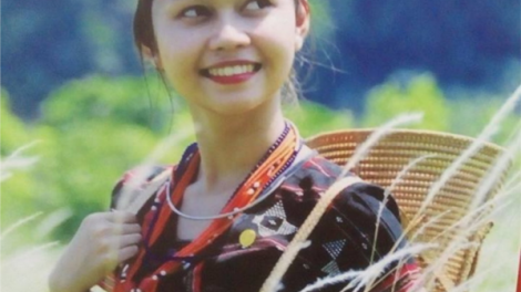 CÔ GÁI TRÊN NƯƠNG