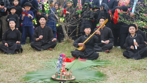 Bh’rợ hát then liêm pr’hay la lay âng acoon cóh Nùng