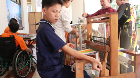 Dzợ bấc rau k’đháp k’ra cóh bh’rợ pa choom bh’rợ tr’nêng, trợ cấp đoọng ha ma nuýh t’coóh t’ha, ma nuýh khuých goo