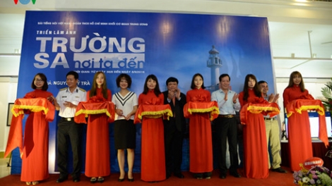 Trường Sa đhị  góc máy âng pân đil nhà báo Nguyễn Mỹ Trà