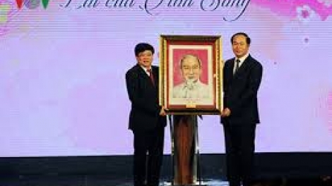 Chủ tịch k’tiếc k’ruung Trần Đại Quang pấh bh’rợ xa nay giao lưu nghệ thuật “ Lời của non sông” ( boóp p’rá âng k’tiếc k’ruung)