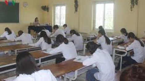 Pr’lứch t’ngay thi tr’nơợp, prang k’tiếc k’ruung vêy 34 thí sinh lâng 2 cán bộ bhrợ cắh liêm crêê quy chế thi