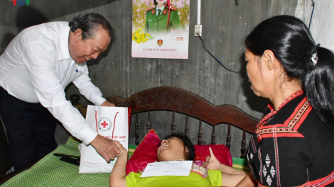 Phó Thủ tướng Trương Hoà Bình cher đoọng pr’hêl ha apêê crêê chất độc da cam đhị chr’hoong da ding k’coong A Lưới, tỉnh Thừa Thiên Huế