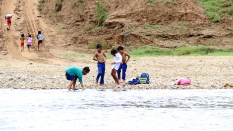 Quảng Trị: Học sinh da ding k’coong chang k’ruung tước ooy trường