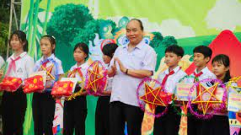 Chủ tịch nước Nguyễn Xuân Phú pa gơi thư hơnh déh Tết Trung thu ha pêê p’niên