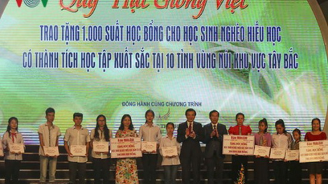 Cher đoọng 1.000 hun học bổng động ha học sinh đha’rứt zay học 10 tỉnh zr’lụ Tây Bắc
