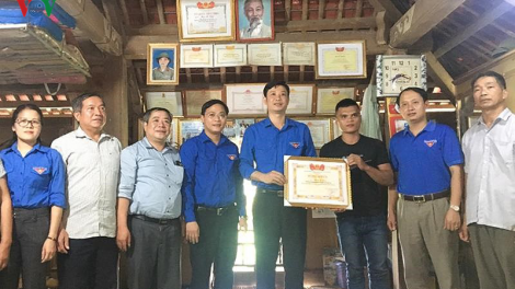 Chấc lêy cher đoọng lâng pa zao đoọng ch’ner Huy hiệu Lang p’niên grơơ nhool đoọng ha 2 đha’đhâm manứih acoon cóh  cắh dzợ ma mông
