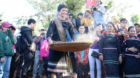 H’Hen Niê, mse\ si sa drei ]^m iăt ba hriê yan mnga kơ [uôn sang