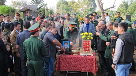 Ngă lơphet hăng ba nao dor pô Sông kơtang khul ling tơhan m[s, Thiếu tướng Y Blôk Êban.