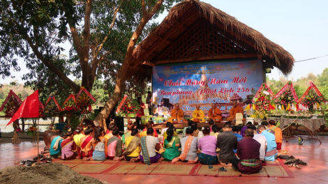 Dik dak Tết Bunpimay mơng djuai ania Lao [ơi Daklak