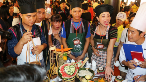 Akan ia ]roh hnoh ko\p hăng hla pơtơi – a`ăm [ong jơman mơng djuai ania Êđê