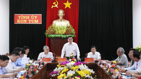 Khua Gru\p pơphun bruă Ping gah dêh ]ar ta ơi Phạm Minh Chính mă bruă hăng Gru\p khua apăn bruă Ping gah tơring ]ar Kontum