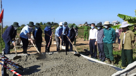 Kon Tum: Sa amăng plĕ tơgŭ man pơdong plơi pla phrâo hăng plơi prong rơgơi