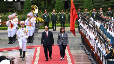Khua mir sir dêh čar Grek rai čuă dêh čar Việt Nam