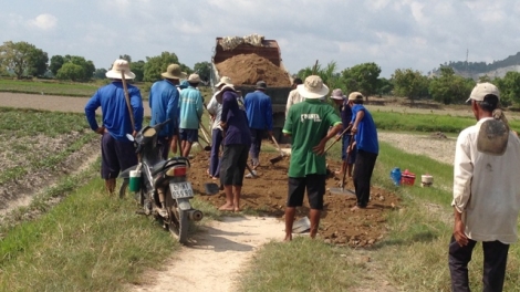 បងប្អូនរួមជាតិខ្មែរនៅភូមិជ្រោយឃុំ Núi Tô ស្រុក​ Tri Tôn ខេត្ត An Giang បរិច្ចាគ​ដីធ្វើផ្លូវថ្នល់រួមចំណែកបង្កើតទិដ្ឋភាពថ្មីនៃស្រុកភូមិ។ (28-05-2017)