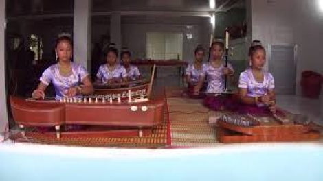 ក្រុមភ្លេងពិណពាទ្យនារីនៃវត្តដំបងពាក់ ឃុំដូងចូវ ស្រុកយ៉្វៀងហាយ ខេត្តត្រាវិញ - លក្ខណៈពិសេសកម្រមាន (09-04-2017)