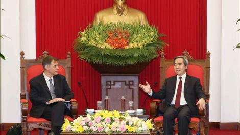 Kuang atbồ Ban Kinh tế Dà lơgar wă Phó kuang dong broă Bộ trưởng Bộ Tài chính lơgar Mỹ