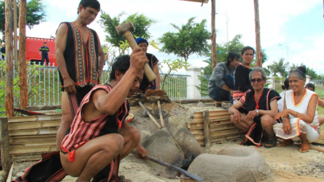 Cau Sơdàng gàr nùs nhơm kờ` lơh broă tiar phan