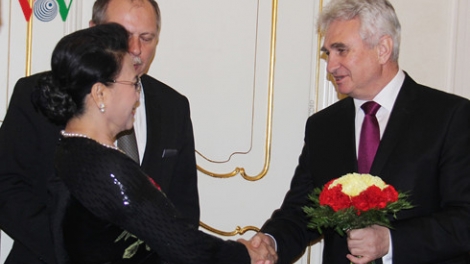 Chủ tịch Quốc hội Nguyễn Thị Kim Ngân cri bơyai mờ Chủ tịch Thượng viện lơgar Czech