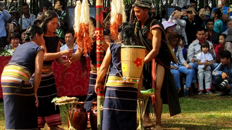 Lơh yàng lơh bòng dà ​mbòr bơh cau Sêdàng (Kon Tum)