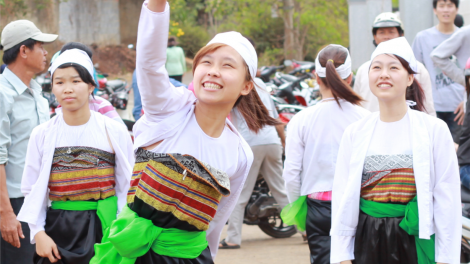 Bơhìan tơmù gơnơng ngai sa tềp bơh làng bol kòn cau Mường tàm Dak Lak