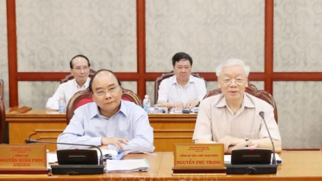 Tổng Bí thư, Chủ tịch  lơgar ồng  Nguyễn Phú Trọng đơng lam pơrjum Bộ Chính trị