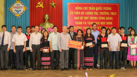 Ồng Trần Quốc Vượng còp mờ pà phan hìu bơsram kấp pe Dân tộc nội trú N’Trang Lơng