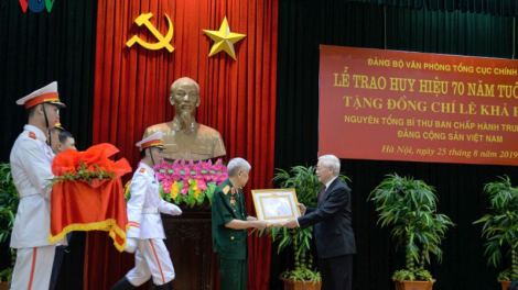 Tổng Bí thư lài do ồng Lê Khả Phiêu dờp Gai lòng 70 sơnam Đảng