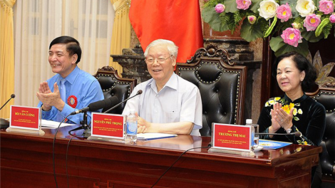 Chủ tịch lơgar ồng Nguyễn Phú Trọng tìp măt mpồl kuang bàng ala măt Chủ tịch Công đoàn tàm ală tiah geh pơnrơ jăk