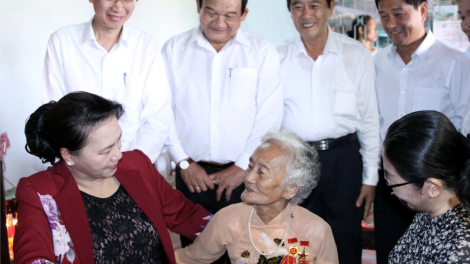 Chủ tịch Quốc hội mò Nguyễn Thị Kim Ngân chu `àng kah kơlôi cau ling chơ\t màng tàm [òn dờng Hồ Chí Minh