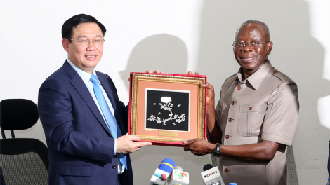 Lơgar Việt Nam mờ lơgar Nigeria pal chồl pràn broă lơh, bơcri priă lơh sa bal