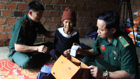 Kon Tum: Bềng nùs nhơm tam klac bal đah ling klàng mờ làng bol tàm tiah nhàr lơgar Sa Loong