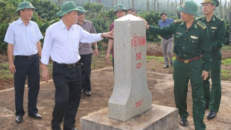 Chủ tịch UBND càr Dăk Nông lòt còp, sền swì mờ lòt sền gơl gùng nhàr lơgar Việt Nam mờ Campuchia