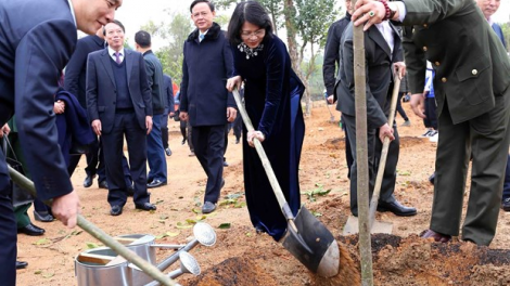 Phó Chủ tịch lơgar, mò Đặng Thị Ngọc Thịnh lam lơh sa tềp tam chi sơnam pa Canh Tý