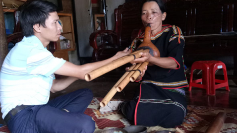 Ală cau ùr jơh nùs mờ niam chài bơh jo\