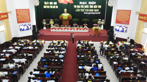 Phó Chủ tịch lơgar, mò Đặng Thị Ngọc Thịnh tus bal pơrjum dờng tàm pơrlòng kờ` gơboh dà lơgar càr Kon Tum