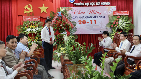 Tỉnh ủy Dak Lak còp, nting sap gờm chờ ală hìu bơsram di Ngai Cau pơgru Việt Nam