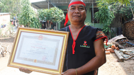 Nghệ nhân A Đẹp – Cau klau jơh nùs sền gàr ală jơnau tamya xoang