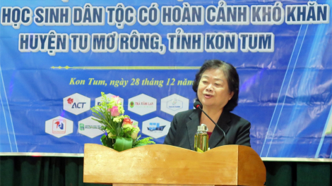 Mò Trương Mỹ Hoa Phó Chủ tịch lơgar lài do jàu priă dong kờl bơsram Vừ A Dính ai kơnòm bơsram Kon Tum in