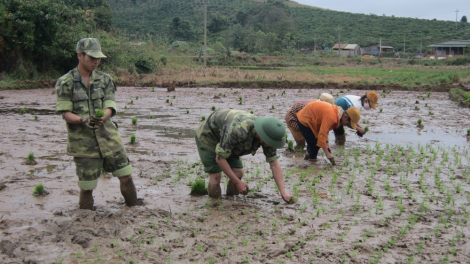 Hờm ram nùs nhơm tam klăc bal ling klàng mờ làng bol bơh [làng sre Dăk Huýt