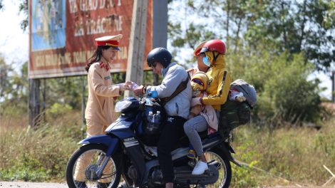 Cảnh sát sền gàr gùng lòt càr Dak Lak pà dà hùc ờ sa priă làng bol rê satềp in