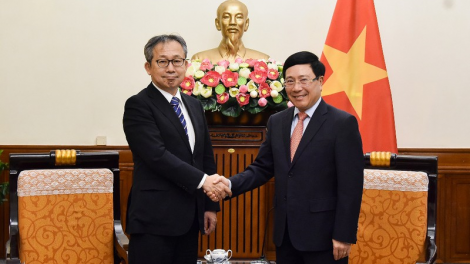 Phó Thủ tướng ồng Phạm Bình Minh wă Đại sứ lơgar Nhờk