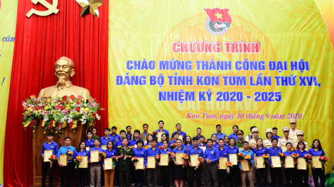 Tỉnh đoàn Kon Tum pơn jờng ơruh pơnu geh pơnrơ jăk lơh jăt jơnau bơto bơh Bác Hồ dê