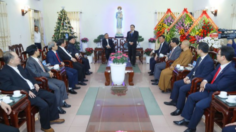 Chủ tịch Ủy ban Mặt trận Dà lơgar Việt Nam pơyoa sră chờ gờm Noel