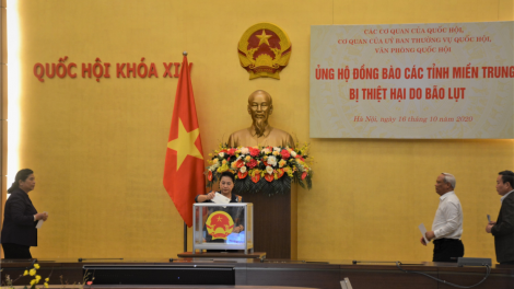 Chủ tịch Quốc hội tus pơrjum lam sồr tă priă dong kờl làng bol ală càr tiah tàm gùl lơgar
