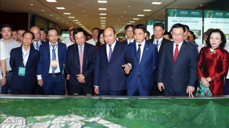 Thủ tướng Chính phủ Nguyễn Xuân Phúc tus bal pơrjum “Hà Nội nam 2020 - Lơh broă bal bơcri priă mờ bơtàu tơnguh”