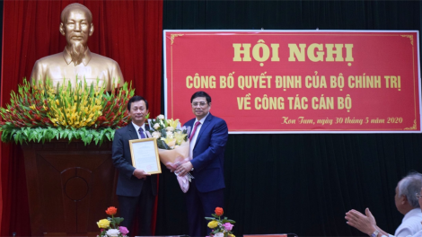 Kuang ătbồ Mpồl Bơyai broă dà lơgar ồng Phạm Minh Chính lơh broă mờ Ban Thường vụ Tỉnh ủy Kon Tum